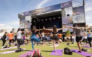 Bienestar Fest: así será el stand de OHLALÁ Beauty by Skinko con experiencias de skincare, pelo y maquillaje Mujeres en una clase de yoga en BIENESTAR FEST 2025