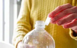 Botellas de plástico y una mano