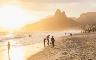 Brasil low cost: los destinos de playa que los argentinos miran para enero y cuánto cuesta viajar Copacabana en un amanecer con gente en la playa