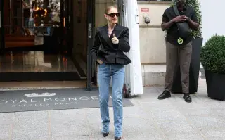 Celine Dion en la puerta de su hotel en Paris