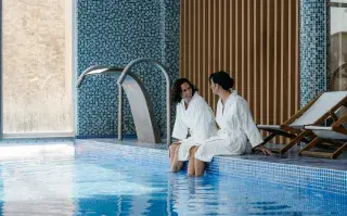 Día de la Madre: estas son las 3 experiencias que podés regalarle para compartir Una madre con su hija en el hotel Sheraton en el spa