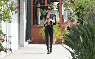 Dakta Johnson con look deportivo caminando por la calle