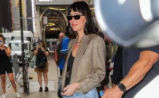 Dakota Johnson tiene 3 prendas que vas a usar sin parar esta primavera Dakota Johnson con un look casual