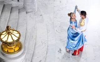 Disney llega a Buenos Aires con una muestra gratuita: cuándo es y cómo reservar las entradas Una princesa de Disney y un principe bailando