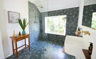 Duchas al ras del suelo: la tendencia que transforma el baño y cada vez eligen más arquitectos Foto de ducha al ras del suelo.