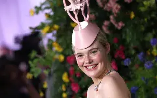 Elle Fanning volvió a demostrar que la alfombra roja puede convertirse en una extensión de la pantalla Elle Fanning con un estilismo total pink