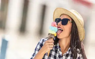 chica toma helado