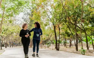 dos mujeres caminando en el parque