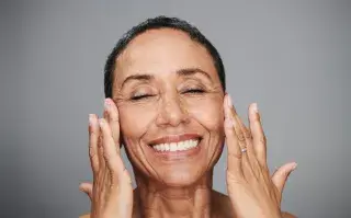Una mujer mayor haciendose el skin care