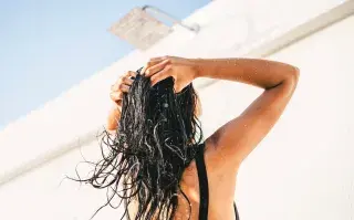 Cuánto esperar para lavar el pelo después de teñirlo y qué cuidados ayudan a mantener el color