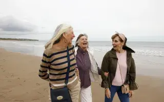 mujeres amigas disfrutan juntas en el mar