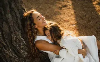 Día de la Madre: el regalo que las madres necesitan y no se puede comprar mujer con hija abrazadas
