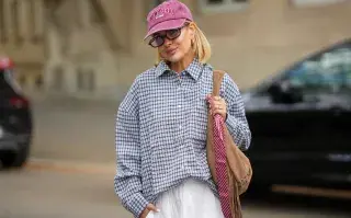 Una mujer con una camisa de poplin en color azul