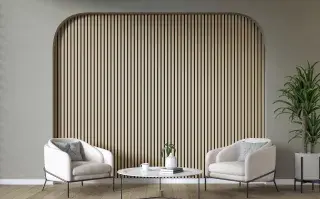 Espacio de living con sillones y varillado de madera como decoración.