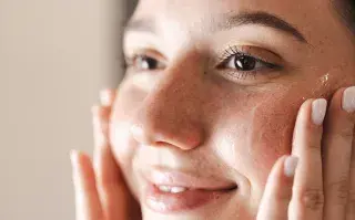 ¿Realmente funcionan el slugging y la cinta facial? Qué hay detrás de los trends de belleza más virales