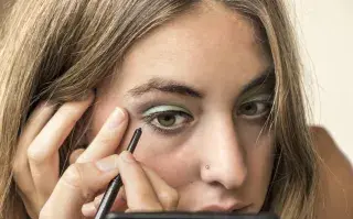 Lápiz negro en la línea de agua: por qué los maquilladores recomiendan reemplazarlo a partir de los 50
