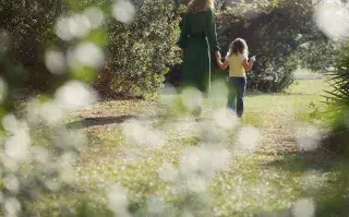 Mamá e hija caminando en la naturaleza