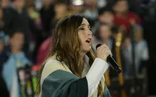 Soledad Pastorutti cantando en la despedida de Messi con un poncho de Argentina