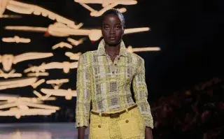 La modelo que pasó de las calles de Nigeria a desfilar para Chanel: la conmovedora historia de Rachel Ojuromi.