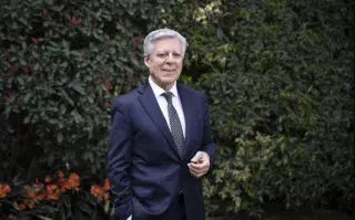 El Doctor Lopez Rosetti en el jardin de su casa