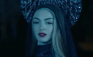 Foto de Mother Mary, la nueva película de Anne Hathaway que llega al streaming.