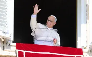 El Papa Leon XIV saludando desd el balcón del Vaticano