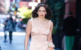 Rosalía caminando por las calles de nueva york