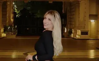 El polémico jean que usó Wanda Nara y fue viral: quién lo diseñó y cuánto cuesta Wanda Nara foto en el hall de Chateau de Libertador