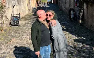 Campi y Denise dumas abrazados