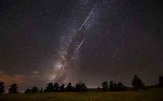 Un cielo rodeado de estrellas y meteoros