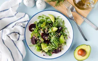 Ensaladas creativas para la primavera: 4 combinaciones nutritivas, ricas y saludables La primavera invita a renovar el menú con ingredientes frescos, preparaciones livianas y platos que aprovechen los productos de estación.