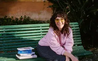 Natalia Oreiro marca tendencia: 3 looks originales para copiar esta primavera Foto retraro de natalia oreiro con lentes de sol amarillo