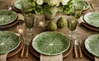 una mesa decorada con platos de coles y verduras