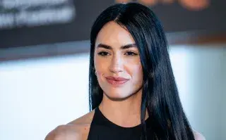 Lali Espósito en primer plano en la alfombra roja de un evento