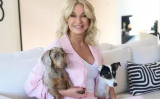 Yanina Latorre y sus dos perros en el living de su casa