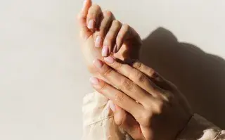 Uñss de color rosa pálido para unas manos delicadas