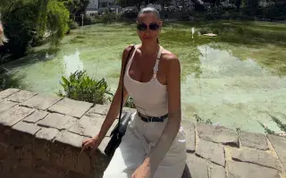 La foto de pampita vestida de blanco en el fuente