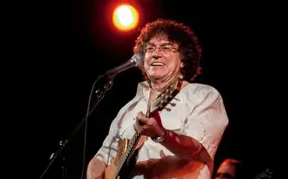 El cantante piero tocando la guitarra en un concierto