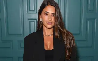 Antonela Roccuzzo con un look total black de crop top y blazer
