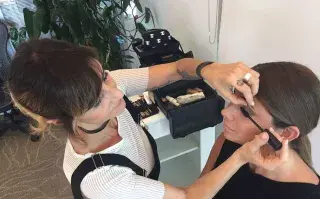 Vero Mendoza aplicando la máscara de pestañas para un maquillaje nocturno