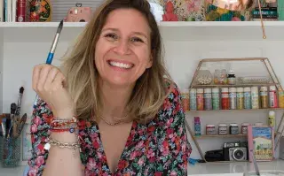 Mechi en su escritorio, el último espacio que renovó de la casa y su lugar preferido en el mundo. Desde ahí crea las nuevas estampas de los productos de @soyunmix.