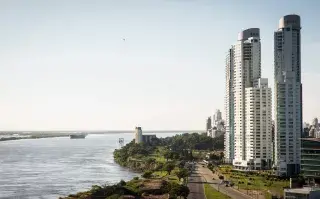 Los nuevos rascacielos de Rosario a la vera del Paraná.