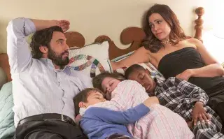 Milo Ventimiglia, Kaz Womack,  Isabella Rose Landau, Ca'Ron Jaden Coleman y Mandy Moore. Foto: Ron Batzdorff/NBC vía AP