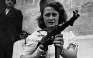 El rol histórico de las mujeres en las guerras Durante la Segunda Guerra Mundial, la rusa Nina Yákovlevna Vishnévskaia se alistó junto a cientos de mujeres en el Ejército Rojo.