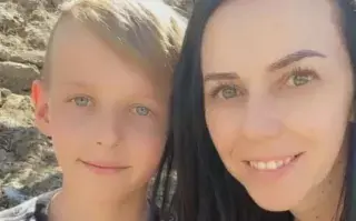 .Drayke Hardman, junto a su madre