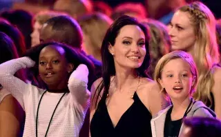 Quién es Zahara Marley Jolie-Pitt, la hija de Angelina y Brad que estuvo al borde de la muerte Angelina Jolie junto a Zahara y Shiloh, en los Kid''s Choice Awards en 2020