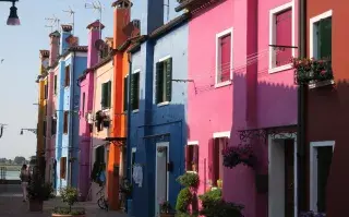 7 lugares imperdibles de Italia que todavía no están repletos de turistas La Isla de Burano es uno de los spots turísticos imperdibles que todavía no están llenos de gente.