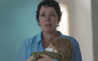 Una escena de The Lost Daugther (Netflix), protagonizada por Olivia Colman