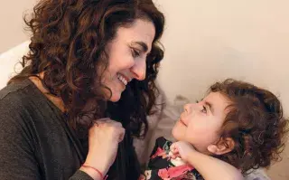 3 mamás nos cuentan cómo es criar a sus hijos con discapacidad Serena Castagnola, editora de fotografía de OHLALÁ! en el camino de aprender a criar a su hija con epilepsia.
