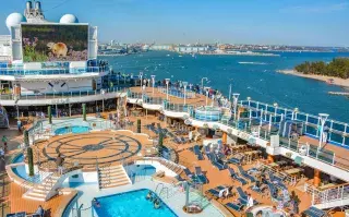 Rusia-Escandinavia: cómo viajar por siete ciudades sin cambiar de hotel El Regal Princess, para 3560 pasajeros, deja Helsinki
